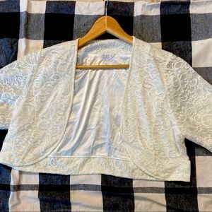 Torrid 1X WHITE LACE OPEN FRONT SHRUG